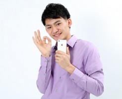 iPhoneを使う男性